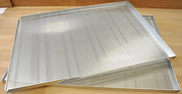 Lochbl.Alu 78x58cm 2rd 5mm Rdl Stärke 2mm, kurze Seite 45° angehoben, Randhöhe 1cm - 881140